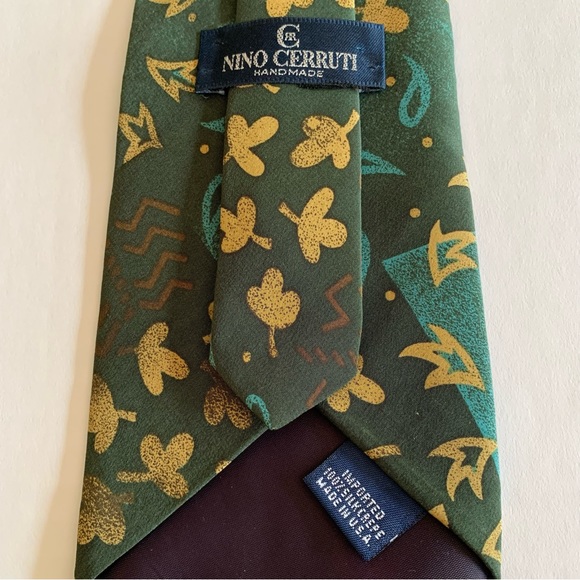 Nino Cerruti, 100% handmade Silk Crepe Necktie. Green background with go… - Picture 5 of 7